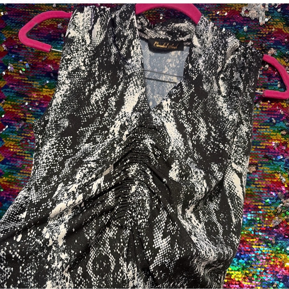 Black and White Sleeveless Top - Picture 2 of 2